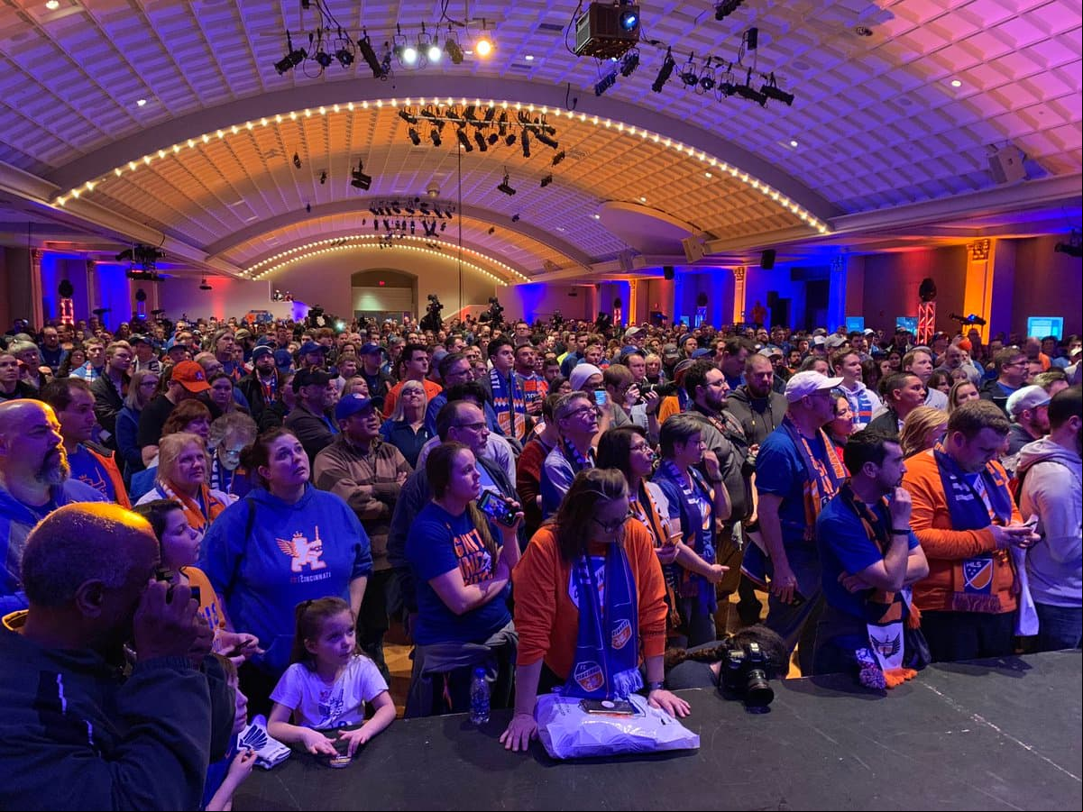 La afición de FC Cincinnati recibió con entusiasmo el diseño de las nuevas camisetas de su equipo. (FC Cincinnati)