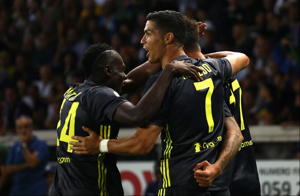 Los jugadores de Juventus celebran su paso firme en la Serie A donde suman tres victorias consecutivas para un total de nueve puntos de nueve posibles.