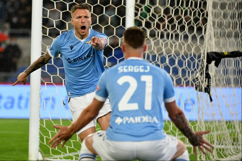 El Milan remontó ante el Lazio (1-2) con un gol en el tiempo añadido y se mantiene en el liderato dejando toda la presión para el Inter, obligado a ganar para ponerse primero, tras esta trigésima cuarta jornada de la Serie A.