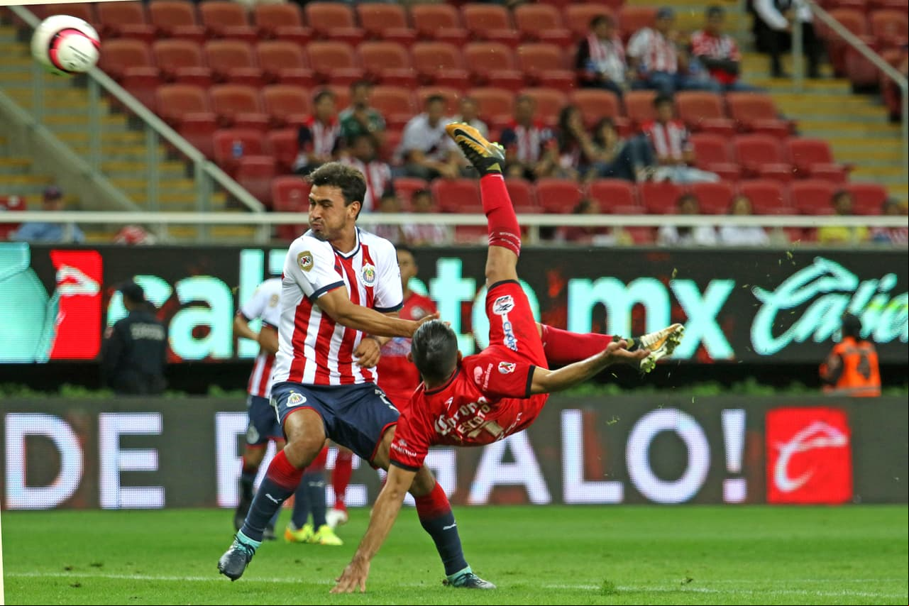 Quizá el gol del año. Amaury Escoto remató con una espectacular chilena un pase de Juan Carlos Medina para superar el vuelo del arquero de Chivas.