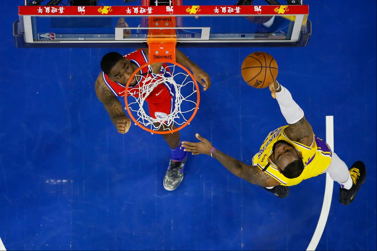 LeBron James supera a Kobe Bryant como el tercer mejor anotador de la NBA