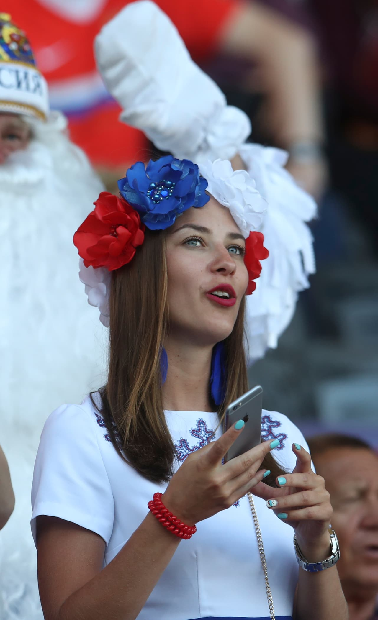 Ellas también gustan de la pasión futbolera. Mira las lindas fans que disfrutaron la Eurocopa 2016 en Francia.