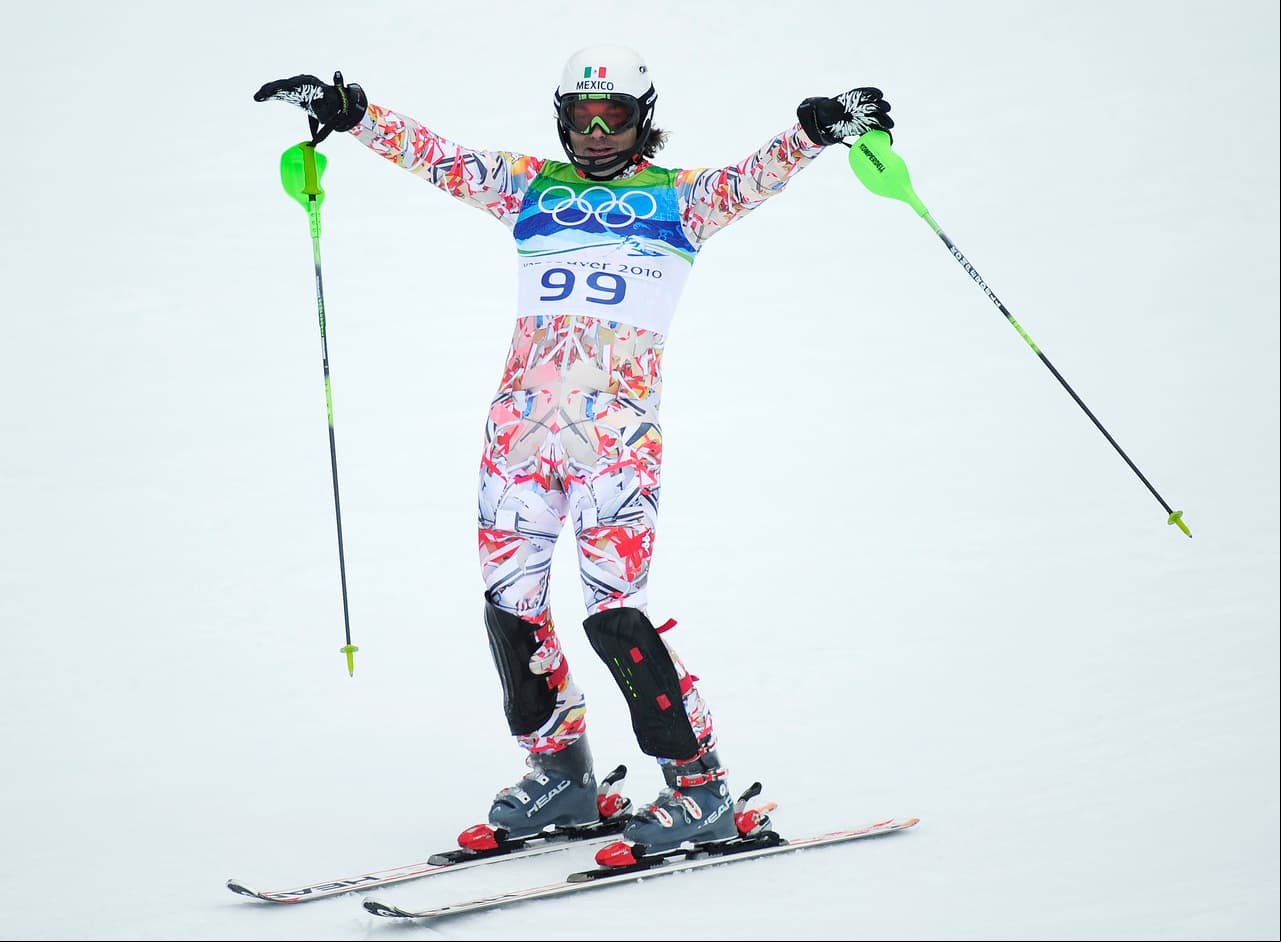 Una colorida mezcla con fondo blanco vistió a este atleta como nuevo uniforme en representación de México.