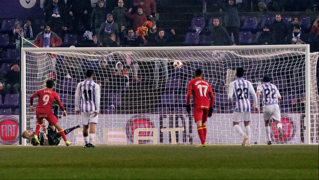 Y fue Ángel Rodríguez el encargado de poner el 1-0 en el marcador por la vía del tiro penalti para ampliar a 2-0 la ventaja en el global de los Azulones, aunque jugaran hoy de rojo.