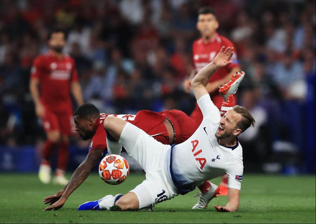 La imagen en el suelo de Harry Kane es reflejo del primer tiempo del Tottenham sin un solo tiro al arco.