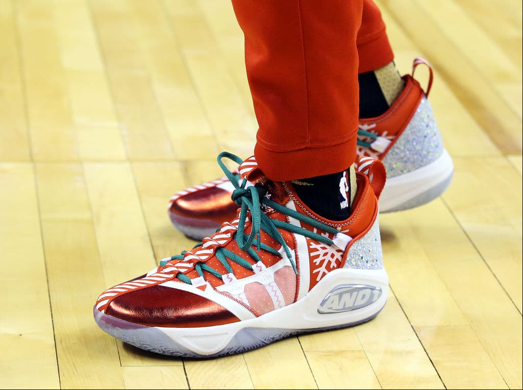 Los jugadores de la NBA juegan con tenis que han marcado una tendencia en la moda, disfruta los diseños más llamativos.