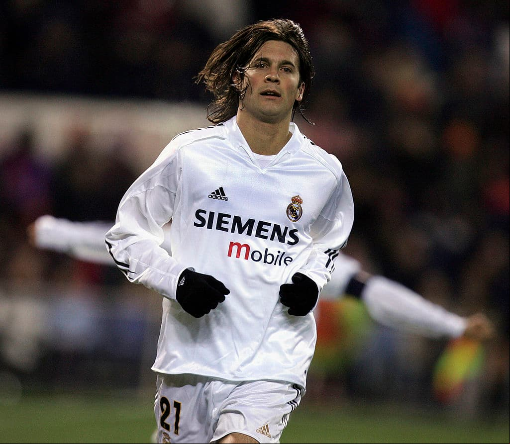 También formó parte del Real Madrid, donde consiguió dos ligas españolas, una Copa Intercontinental, una Champions League y dos Supercopas de España.