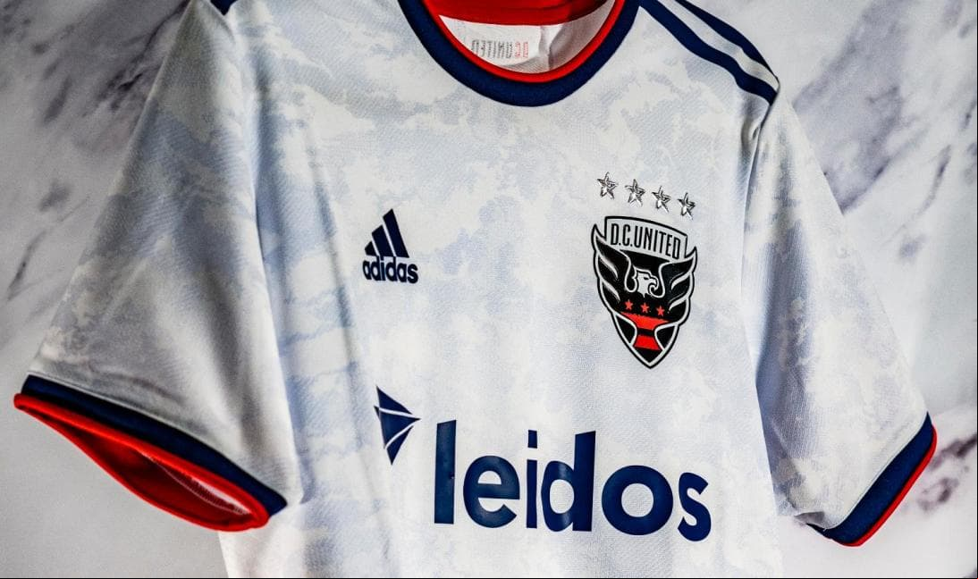 D.C. United quiso plasmar en esta camiseta secundaria al mármol de los muchos monumentos que existen en la capital estadounidense.