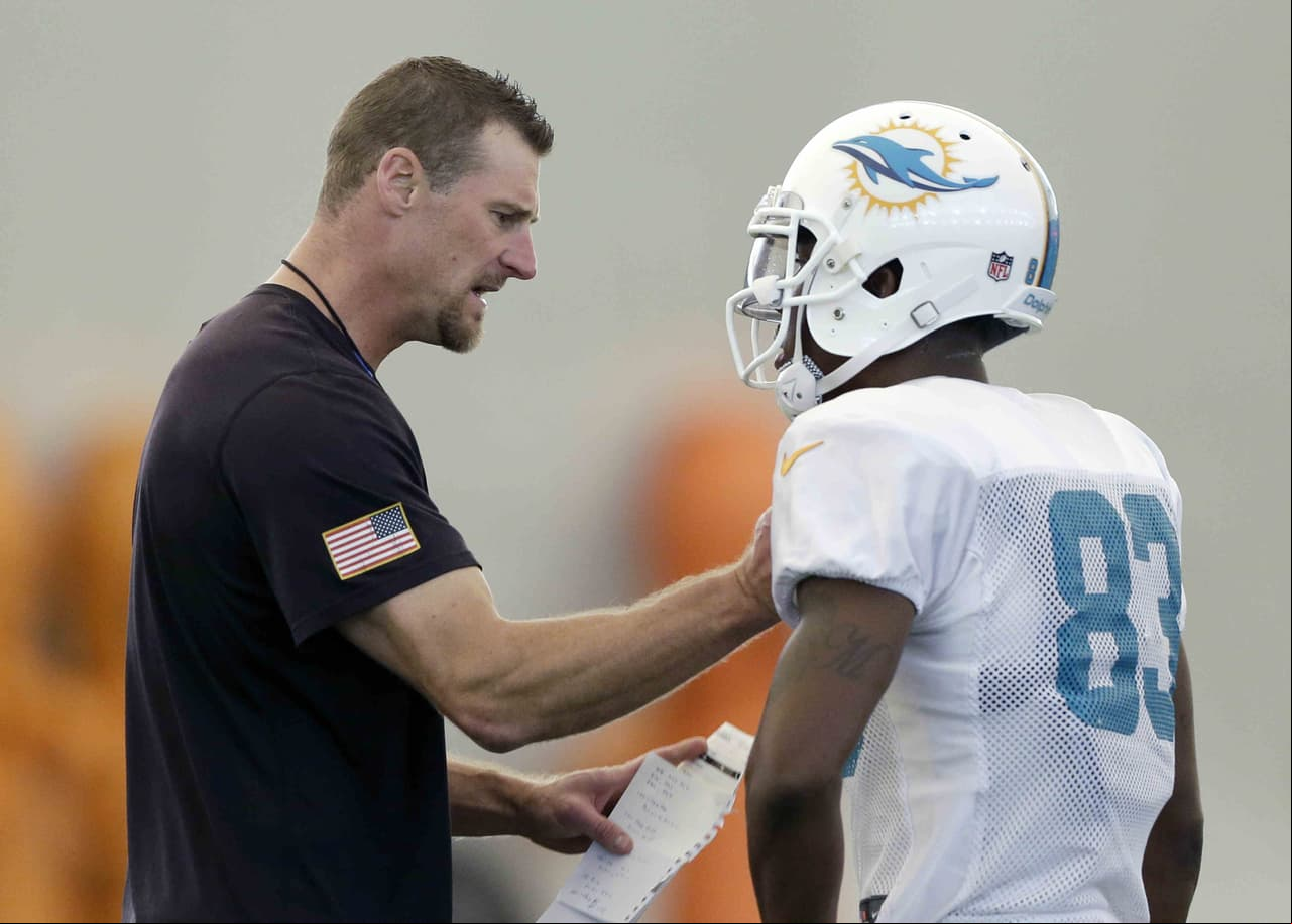 3. Un cambio a tiempo puede hacer mucho bien. Los Miami Dolphins hicieron el ajuste de entrenador en el momento adecuado. Dan Campbell llegó para tomar el lugar de Joe Philbin y los Dolphins se transformaron casi de la nocha a la mañana en contendientes.
