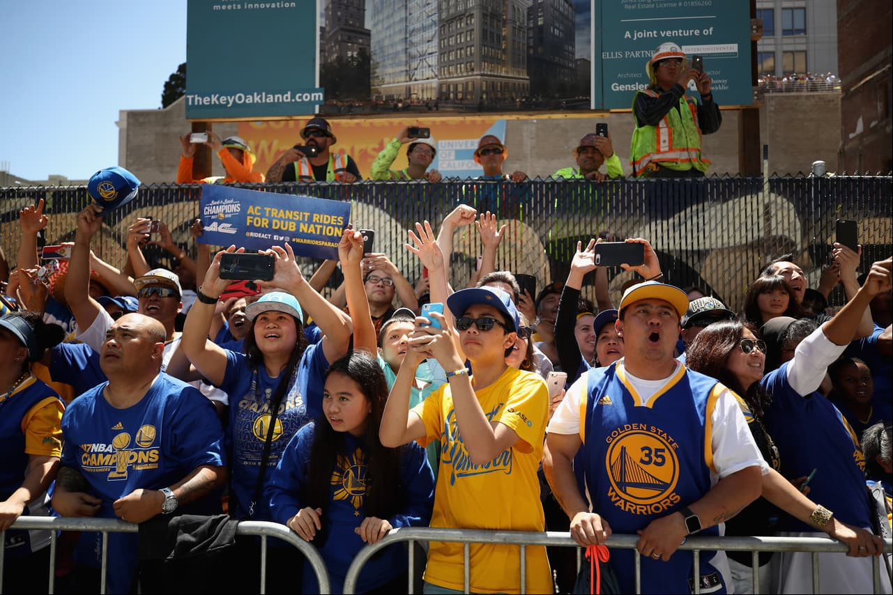Miles de aficionados de los Golden State vivieron la celebración en un gran ambiente. Curry, Durant, Klay Thompson, Draymond Green y demás disfrutaron de su nueva victoria en el mejor baloncesto del mundo, la NBA.