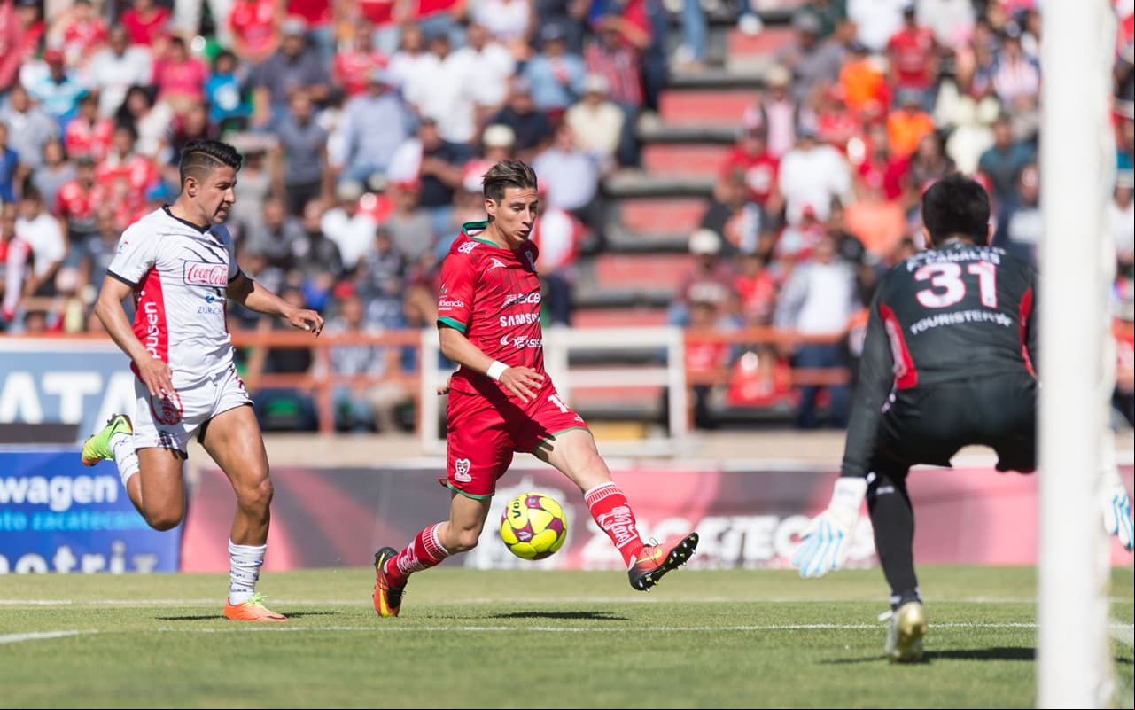 <b>Mauro Alberto Lainez</b>: al centro en la imagen y con uniforme de Mineros, pasa del León a Lobos BUAP.