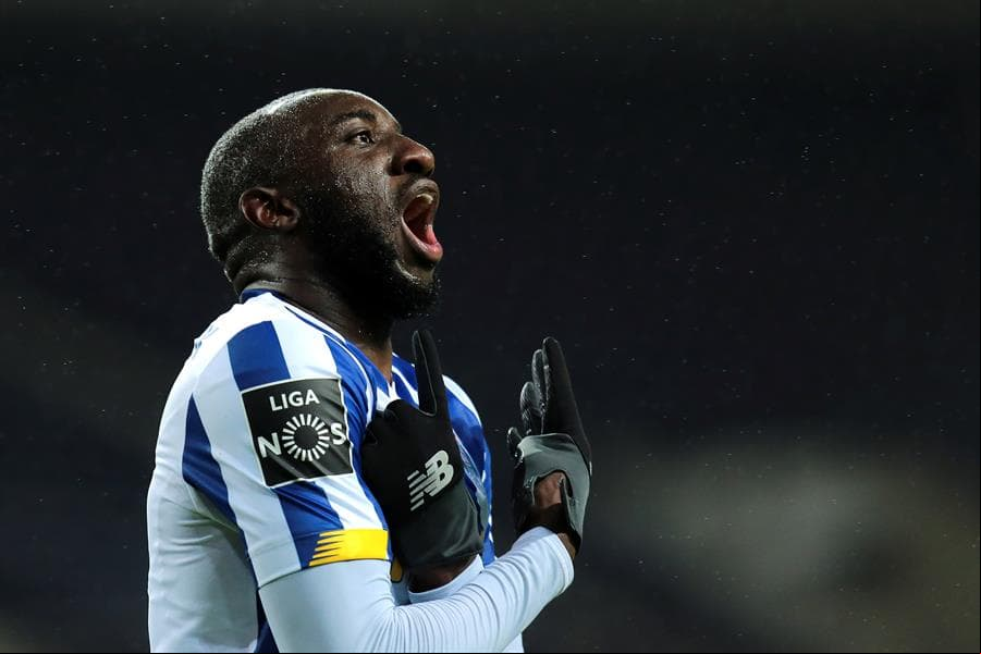 El Porto, con goles de Sergio Oliveira y Moussa Marega, se impone ante el Nacional durante la décima jornada de la Primeira Liga de Portugal. El mexicano Jesús 'Tecatito' Corona salió al 78' tras recibir un duro golpe.