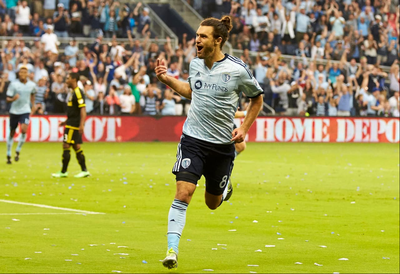 GRAHAM ZUSI (MED) | Un gol y cuatro remates al arco fueron suficientes para que "San Zusi" aparezca en este equipo tras su regreso de la Copa América Centenario. Sporting KC remontó y venció por 3-2 a Columbus Crew SC.