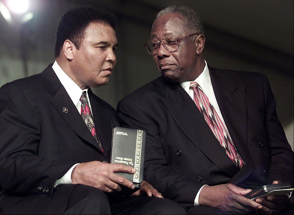Hablar de Hank Aaron es hablar de una auténtica leyenda. El Martillo nació en Mobile, Alabama en 1934 y a los 20 años hizo su debut en las Grandes Ligas, dejando un enorme legado dentro del diamante.