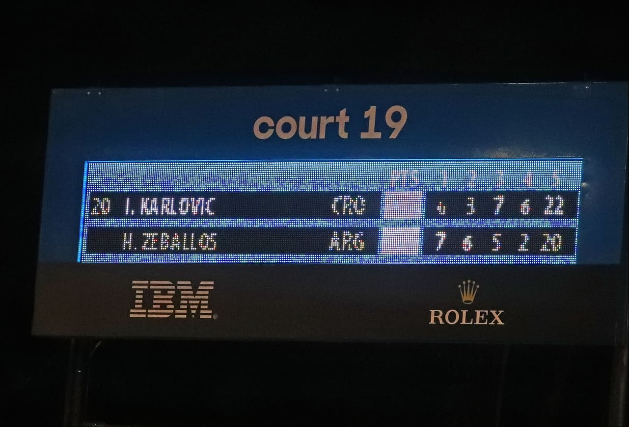 El partido que sin duda llamó la atención de la jornada fue el del argentino Horacio Zeballos y el croata Ivo Karlovic, en el que se impuso el europeo tras un intenso choque.