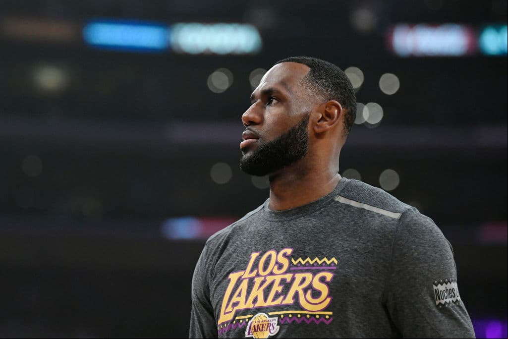 A pesar de que los Lakers pasan por un momento muy complicado, los ojos de la NBA estaban puestos esta noche sobre James, quien estaba muy cerca, (12 puntos) de empatar a Michael Jordan como el cuarto mejor canastero en la historia.