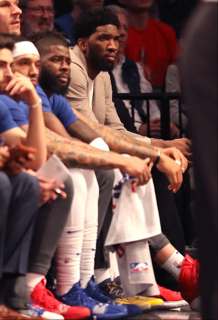 Estaba por verse cómo iba a afectar la ausencia de Joel Embiid (der) en el Juego 3, pues minutos antes del partido entre los 76ers y los Nets se anunció que no jugaría por resentirse de tendinitis en la rodilla.