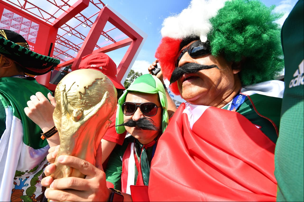 Los fanáticos de México sobresalieron frente a los de Alemania por sus atuendos, que entre sombreros, pinturas y demás, sin duda fueron más llamativos en medio del debut del grupo F del Mundial.