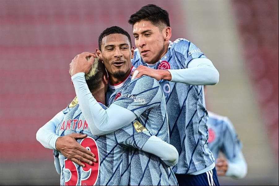El Ajax golea al AZ Alkmaar 3-0 con goles de Anthony Mateus dos Santos, Davy Klaassen y David Neres; el mexicano Edson Álvarez fue titular y ganan su pase a Cuartos de Final en la Eredivisie.