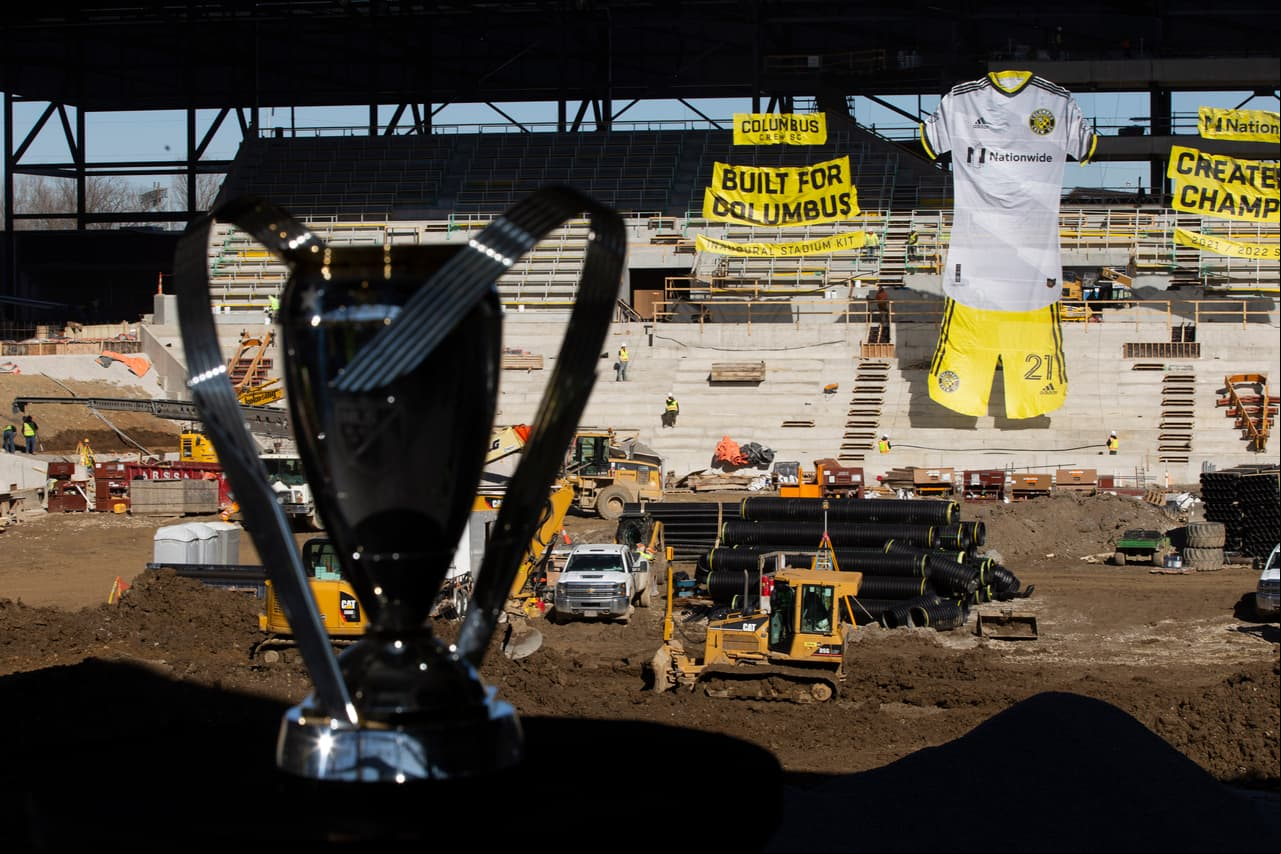 El trofeo de la MLS Cup preside las obras de construcción del Crew Stadium.
<br>