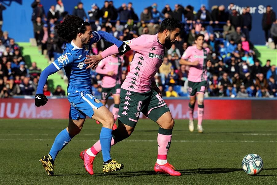 El centrocampista francés Nabil Fekir del Real Betis y el centrocampista Marc Cucurella del Getafe luchan por el esférico.