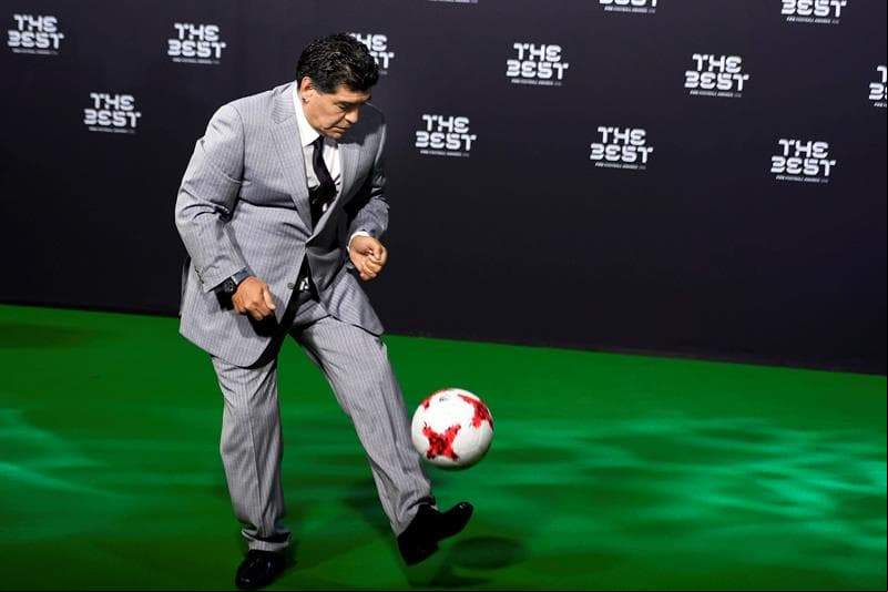 Diego Maradona aprovechó y mostró que mantiene su talento.
