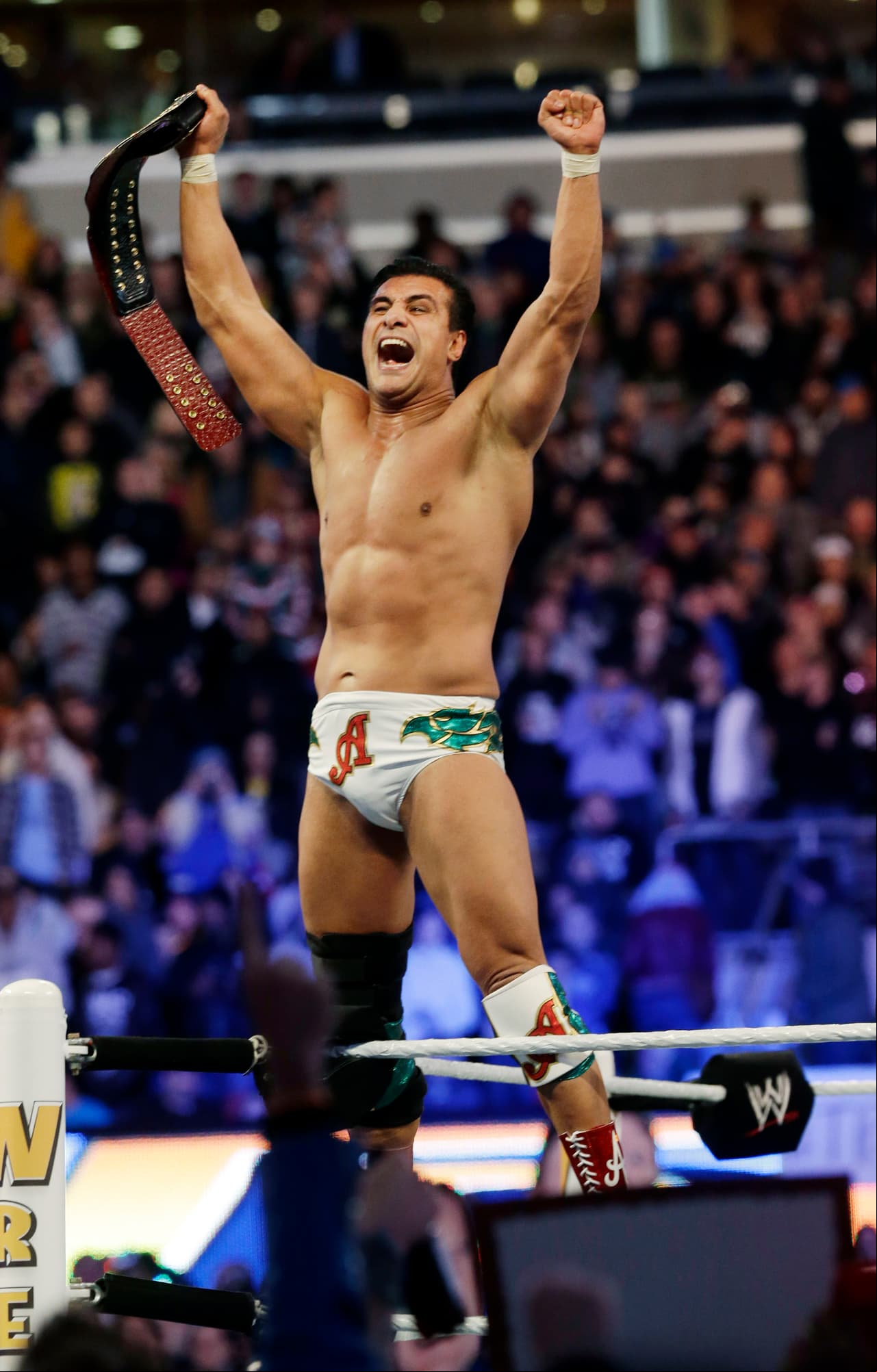 ‘Dos Caras’ anuncia contrato con la WWE y debuta en 2009 en la Florida Championship Wrestling, cambia su nombre a ‘Dos’.