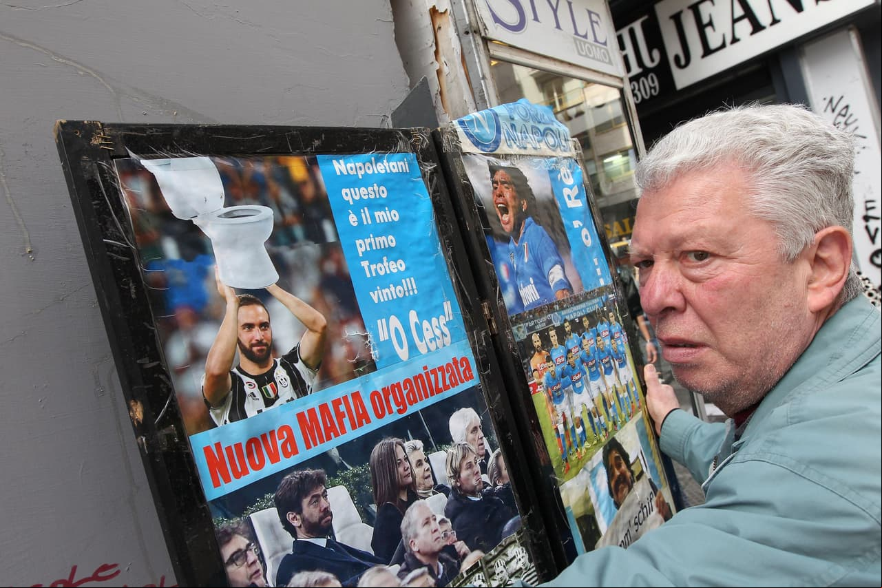 Y, desde luego, los hinchas napolitanos vieron el gesto de Higuaín como una vil traición ya que hay gran rivalidad con la Juventus: la rivalidad entre el Norte y el Sur de Italia.