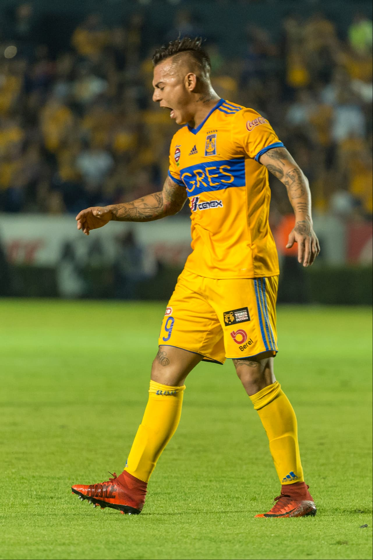 La jugada más clara del primer tiempo fue un disparo de Vargas tras un rebote. El balón pasó rozando el poste americanista.