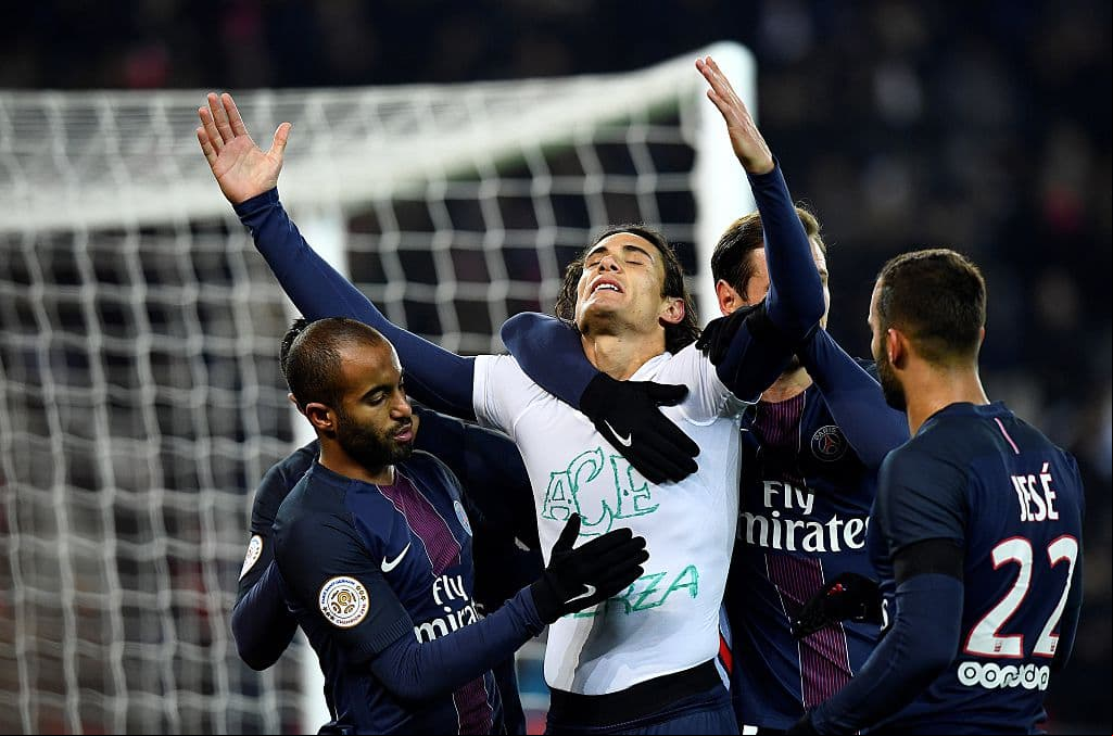 Edson Cavani, del PSG francés, festejó así su gol ante Angers.