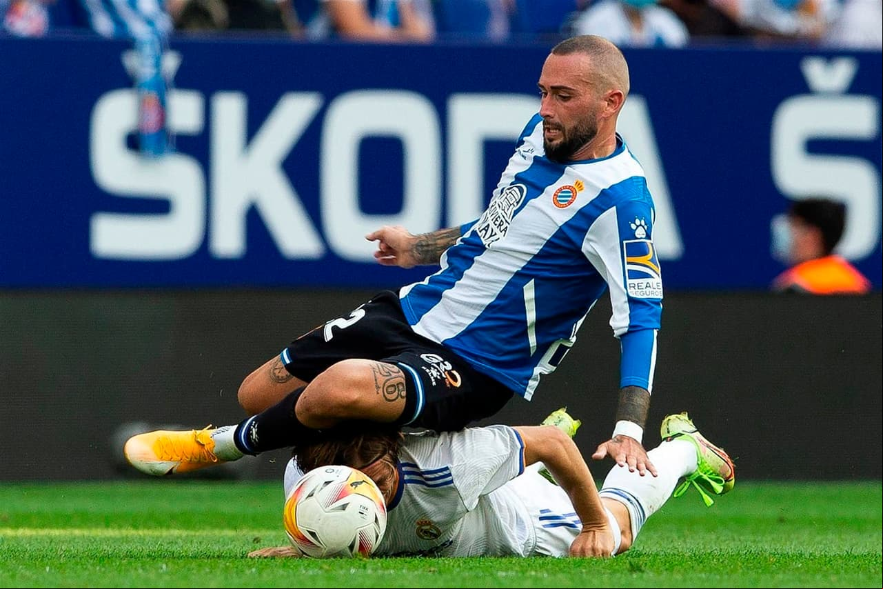 El Espanyol se impone ante el Real Madrid con marcador de 2-1 en la octava jornada de La Liga. Raúl de Tomás abrió el marcador al 17’, seguido de Axel Vidal en el minuto 60’, sin embargo Karim Benzemá se encargó de darle el único tanto al club merengue al 71’.