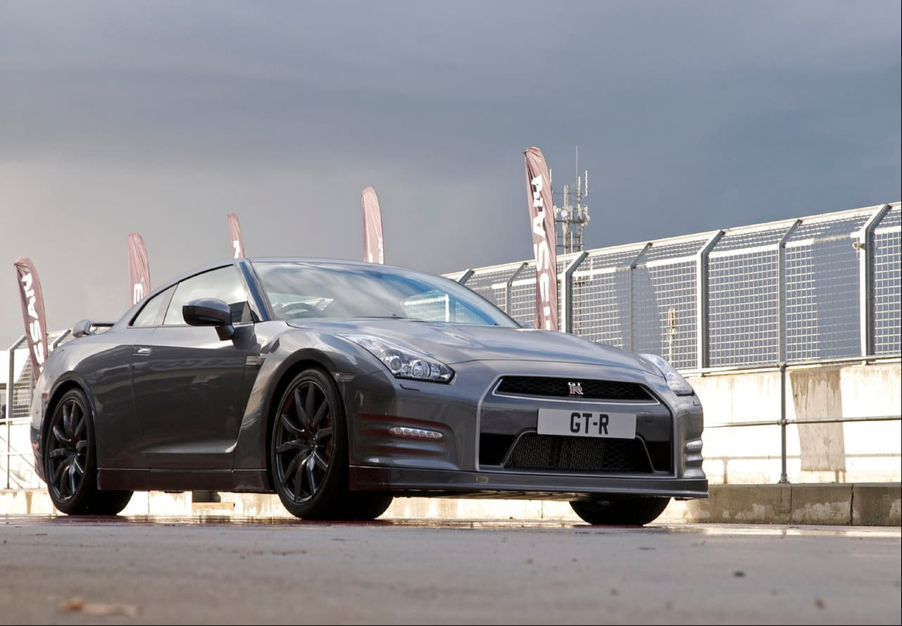 El Nissan GT-R es sinónimo de la conducción deportiva y también de la cultura japonesa, lugar que lo vio nacer y evolucionar hasta llegar el monstruo que es hoy en día. El video que muestra a 'Canelo' corriendo un 'Godzilla' data del año 2012, por lo que suponemos que se trata de un 
<b><a href="https://tudn.sitiodesbloquea.com/_next/image?url=https://st1.uvnimg.com/b7/8a/02888b994d86bb8ee121f738ff8d/nissan-gt-r-2012-1600-07.jpg&w=1280&q=75 1280w