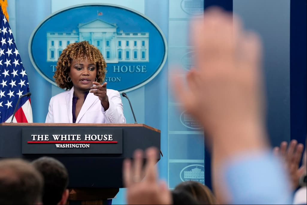 Karine Jean-Pierre, exsecretaria de prensa de la Casa Blanca con Biden, abandona el Partido Demócrata