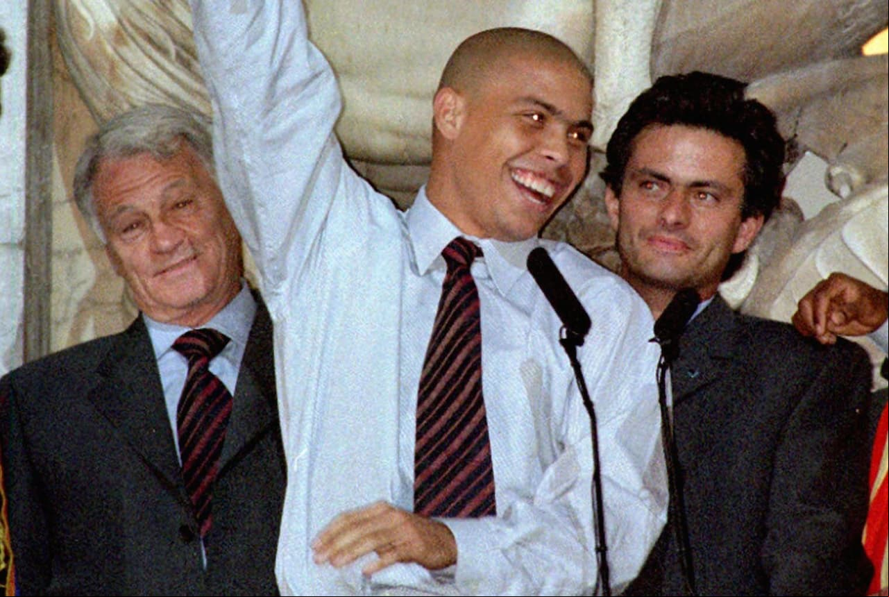 José Mourinho (der.) estuvo con Barcelona de 1996 a 1999 como asistente del cuerpo técnico, primero con el inglés Bobby Robson y luego con el holandés Louis Van Gaal.