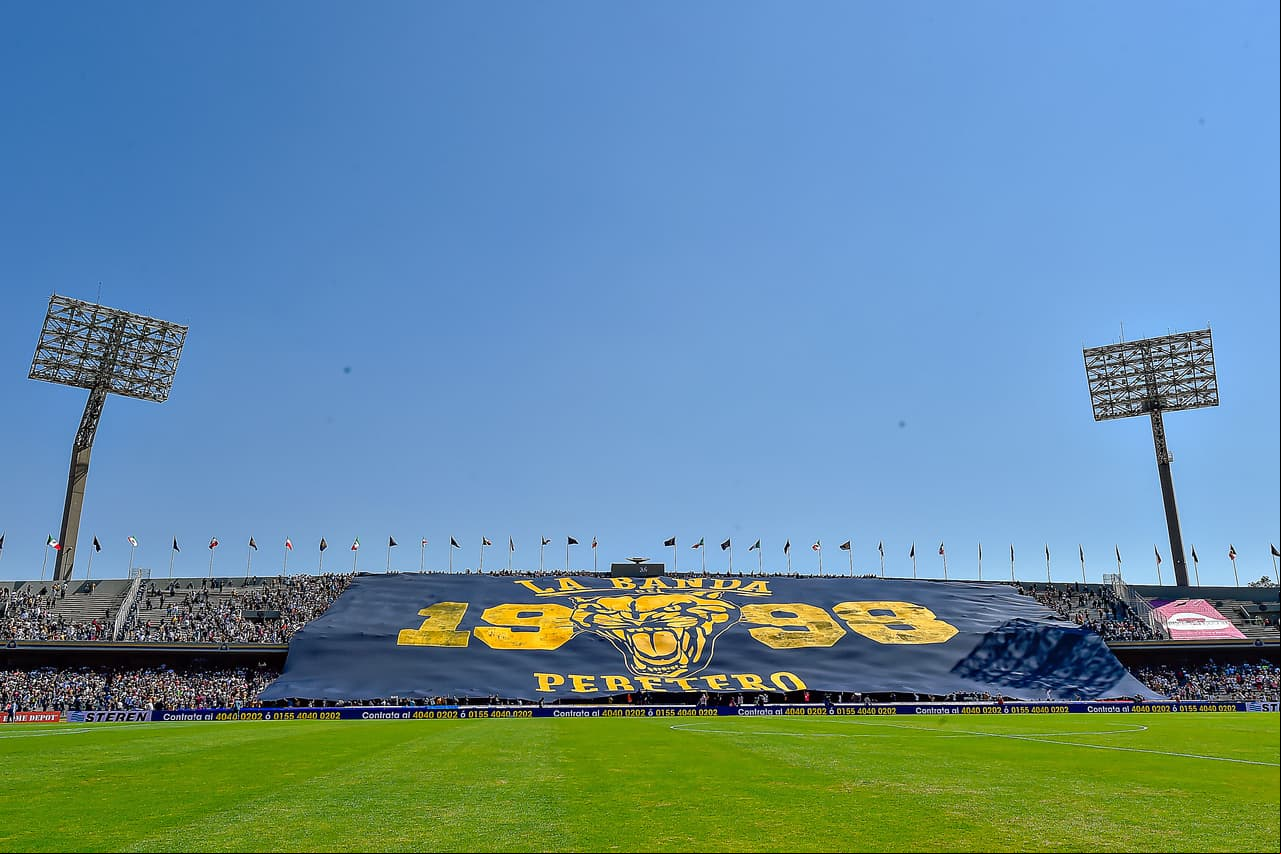 Con 
<a href="https://www.univision.com/deportes/futbol/la-liga/imponente-la-pancarta-gigante-de-los-fanaticos-de-pumas-en-el-clasico-capitalino-fotos">una espectacular pancarta</a> recibieron los fanáticos de Pumas el encuentro por la Jornada 7 del 
<a href="https://tudn.sitiodesbloquea.com/_next/image?url=https://st1.uvnimg.com/b8/01/cc4534eb40179806d33c885ad356/imago-781938.jpg&w=1280&q=75 1280w