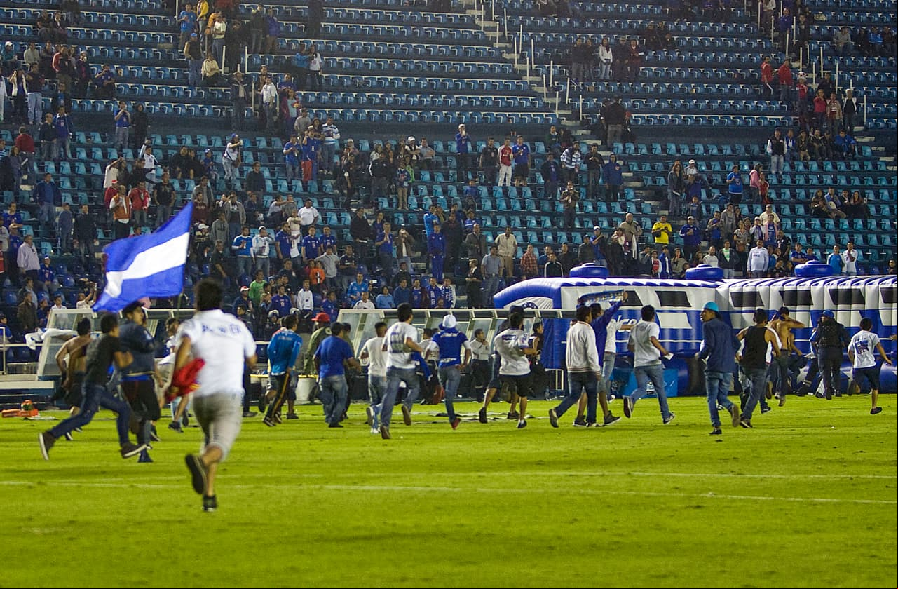 En el Apertura 2013 Cruz Azul fue eliminado por Toluca lo que la ‘Barra Sangre Azul’ invadiera el campo del estadio Azul en búsqueda de agredir a los elementos de ambos equipos, pero al no lograrlo se fueron contra el público de los Diablos Rojo. Sin embargo, la policía actuó y detuvo a decenas de seguidores de la Máquina.