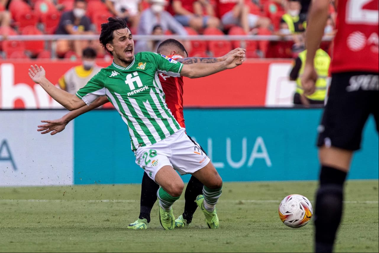 Real Betis y Mallorca empataron 1-1 en la primera Jornada de LaLiga. Brian Olivar abrió el marcador al minuto 35 a favor de los 'bermellones', pero fue al 59' cuando Juanmi Jiménez igualó el partido. El mexicano Diego Lainez no fue convocado para este partido, sin embargo, Andrés Guardado ingresó al minuto 81 al campo.