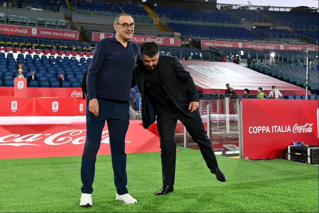 El saludo entre los dos entrenadores finalistas, Maurizio Sarri, de la Juventus y por el Napoli, Gennaro Gattuso.