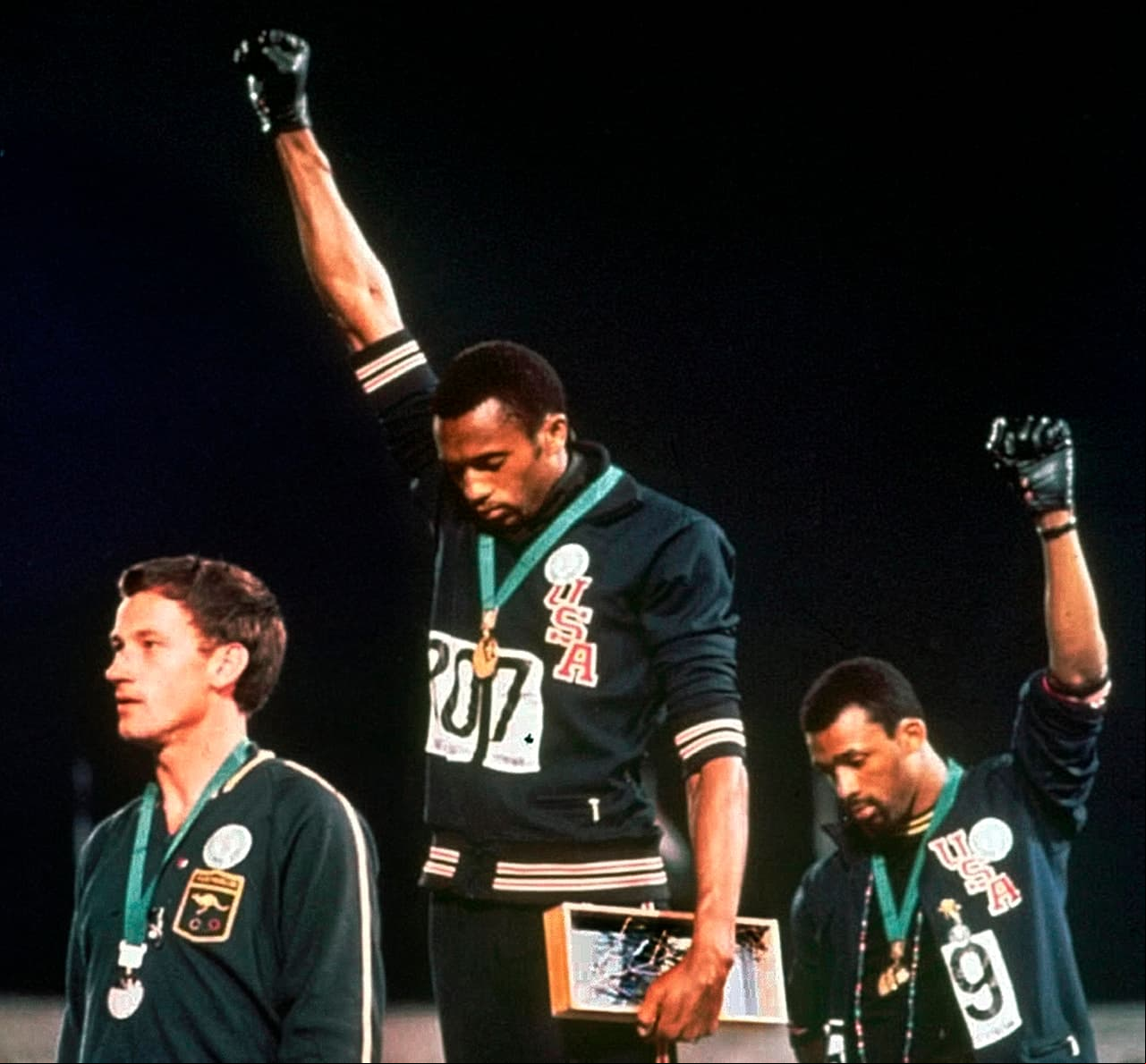 Sin embargo esto muestra un poco de represión por parte del COI, pues en su museo tienen una fotografía del momento en el que el americano Tommie Smith hizo una protesta en los Juegos Olímpicos de México 1968. El título de la foto es “cuando el podio se convierte en escenario”. Es algo contradictorio.