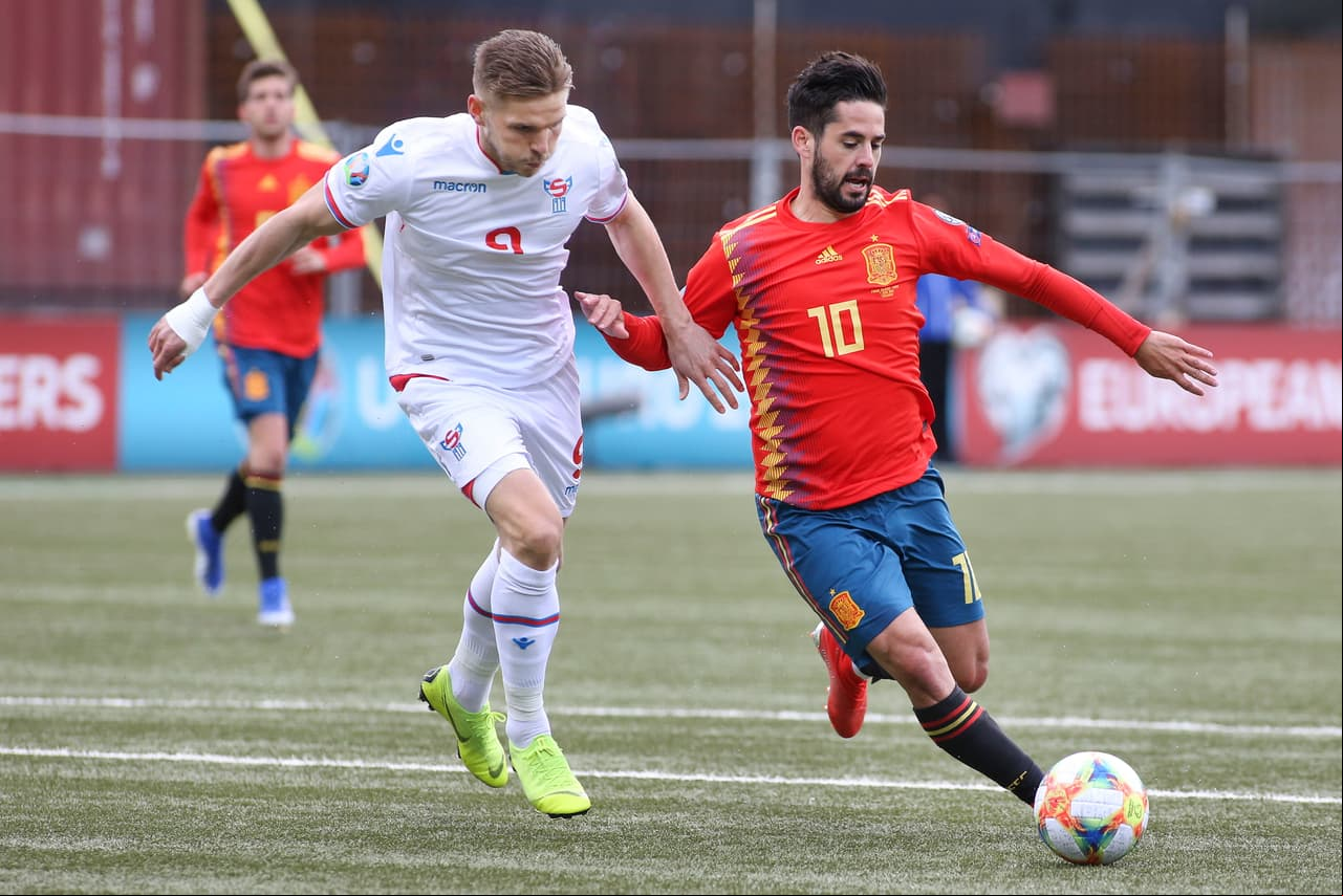 Con la 10 y la responsabilidad de manejar el juego en el mediocampo, Isco (derecha) fue uno de los destacados en España.