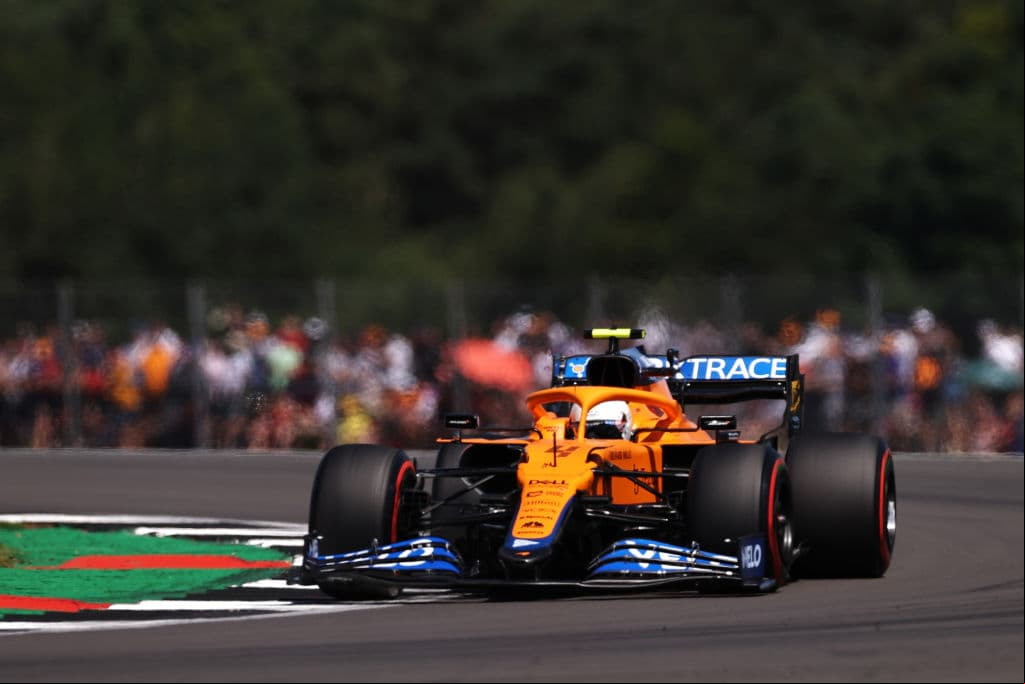 Sergio Pérez saldrá desde la posición número 20 del Gran Premio de Gran Bretaña de Fórmula 1 luego de que su automovil fuera retirado en la última vuelta de la Carrera Sprint tras un trompo que pudo terminar en accidente. La carrera sprint fue conquistada por su compañero equipo en Red Bull, Max Verstappen.