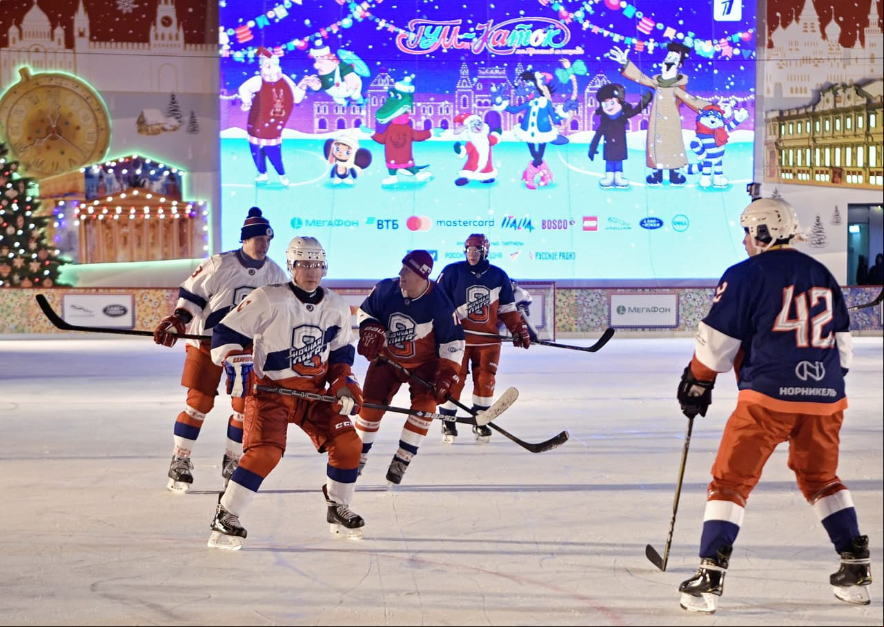 El presidente de Rusia, Vladimir Putin, dejó de lado la formalidad de su cargo para demostrar su cualidades como deportista en el juego de exhibición del Night Hockey League en la Plaza Roja de Moscú.