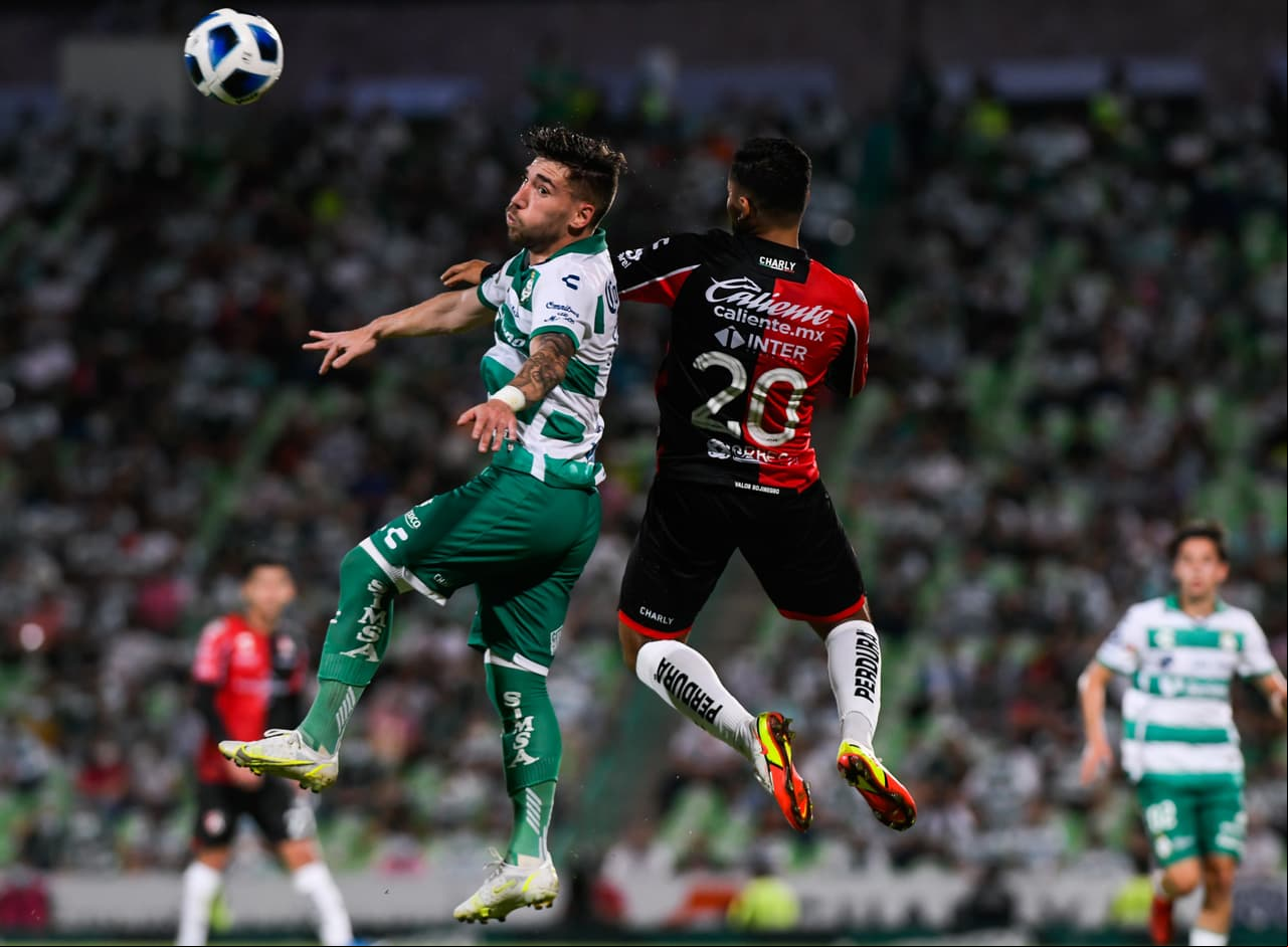 Julián Quiñones adelantó al conjunto visitante al minuto 25, pero Santos no se quedó de brazos cruzados y al minuto 69 Félix Torres se encargó de firmar el empate 1-1.
