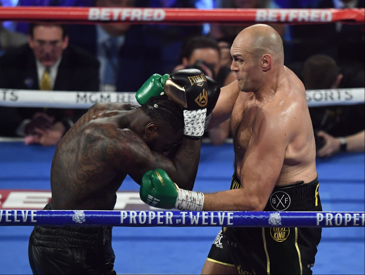 Deontay Wilder decepcionó y poco pudo hacer para retener el título de pesos pesados ante un agresivo Tyson Fury que se proclama como nuevo campeón tras ganar en el séptimo asalto mediante nocaut técnico.