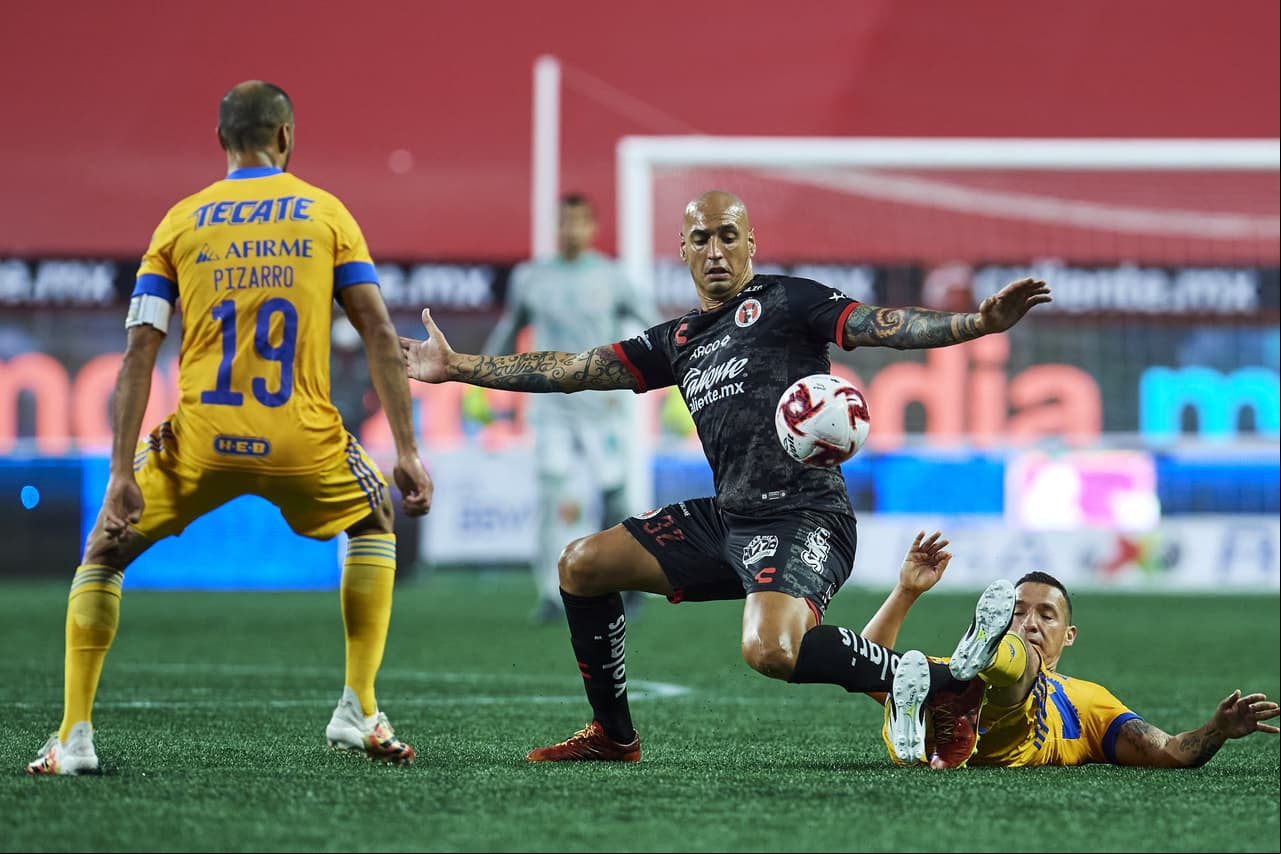 La defensa de Tigres hace un trabajo un extraordinario y no le dan espacios a los delanteros de Xolos.