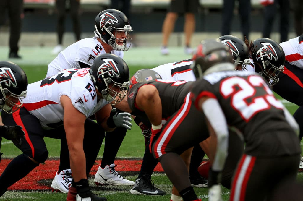 Tampa Bay Buccaneers cierran la temporada regular con victoria ante Atlanta Falcons 44-27.
