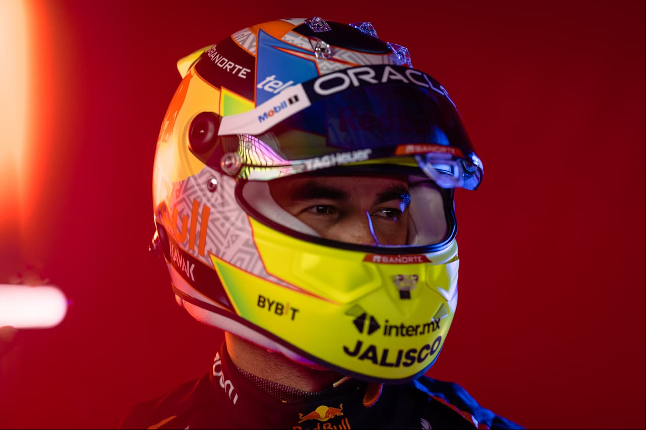 El piloto mexicano de Red Bull aprovechó la presentación del monoplaza de Red Bull para mostrar su nueva imagen para el casco que portará durante la temporada 2023 de la Fórmula 1.