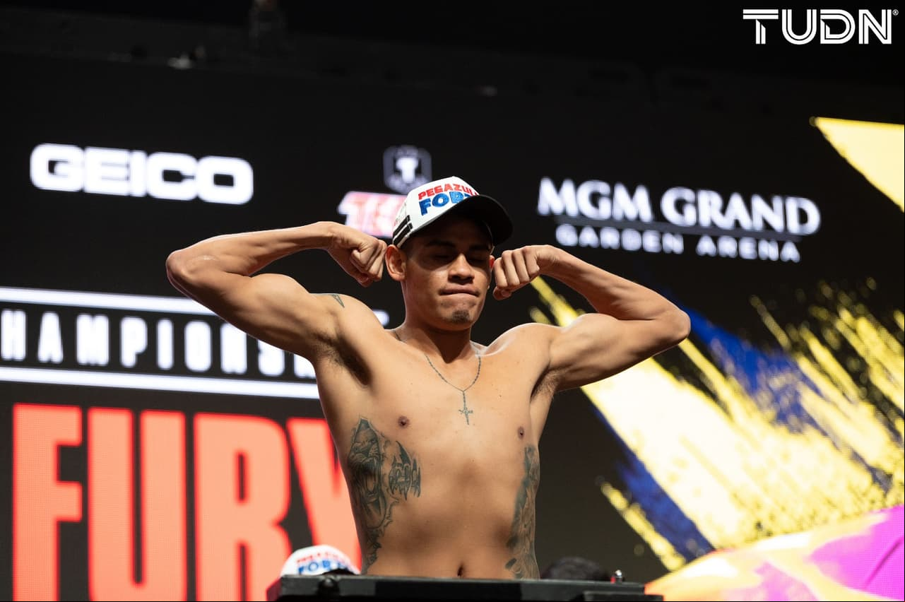 El mexicano ‘Vaquero’ Navarrete y Jeo Santisima cumplieron en la báscula al marcar 122 libras. El pleito es por el cetro mundial supergallo OMB del ‘Vaquero’.