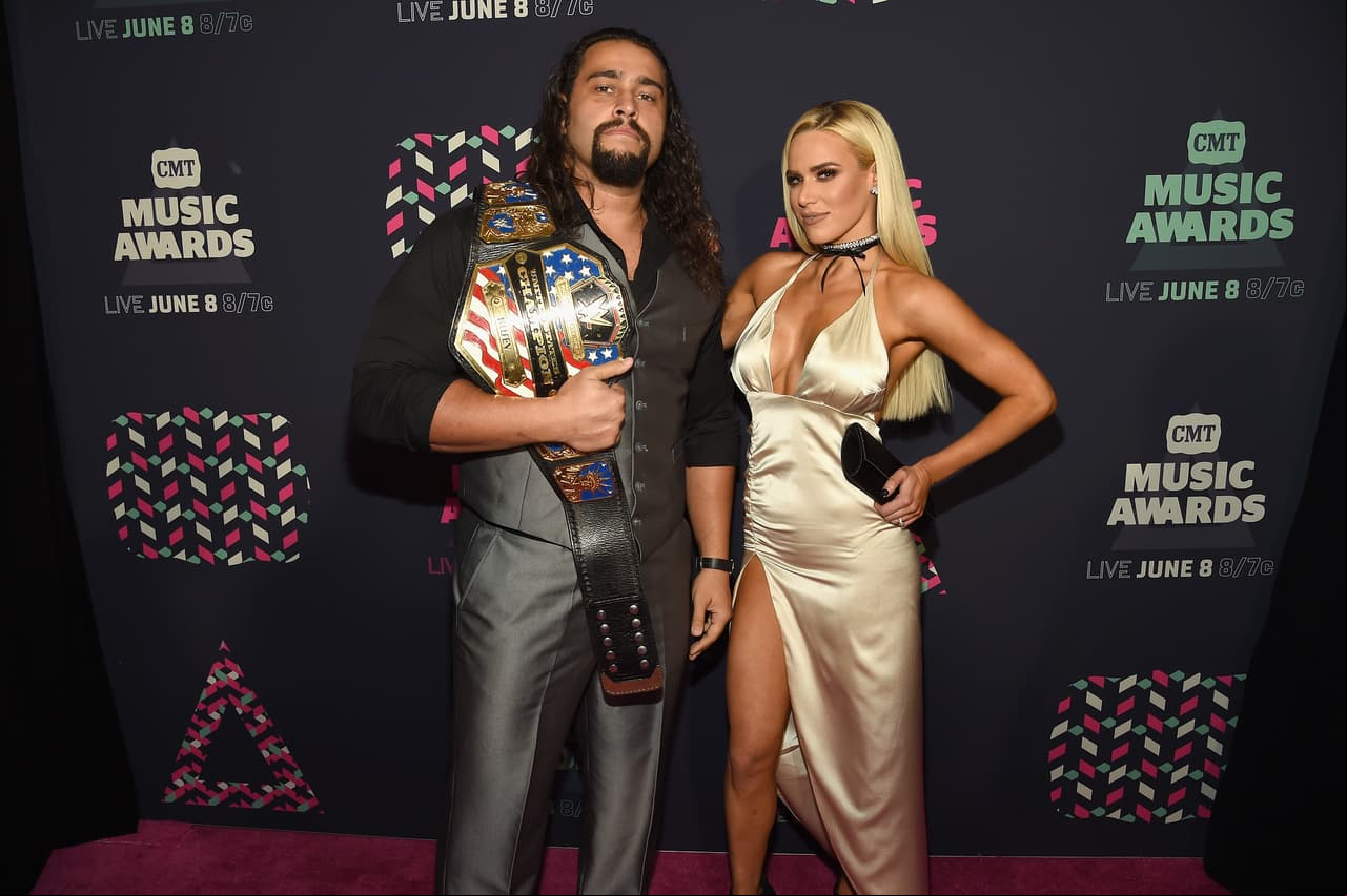 La modelo CJ Perry es conocida por su papel de Lana en la WWE, donde como parte de la historia y en la realidad es esposa del búlgaro Rusev, uno de las 'bestias negras' de muchos por su fuerza y rudeza. La estadounidense, con su cuerpo escultural y su rostro angelical, es de las favoritas del público.