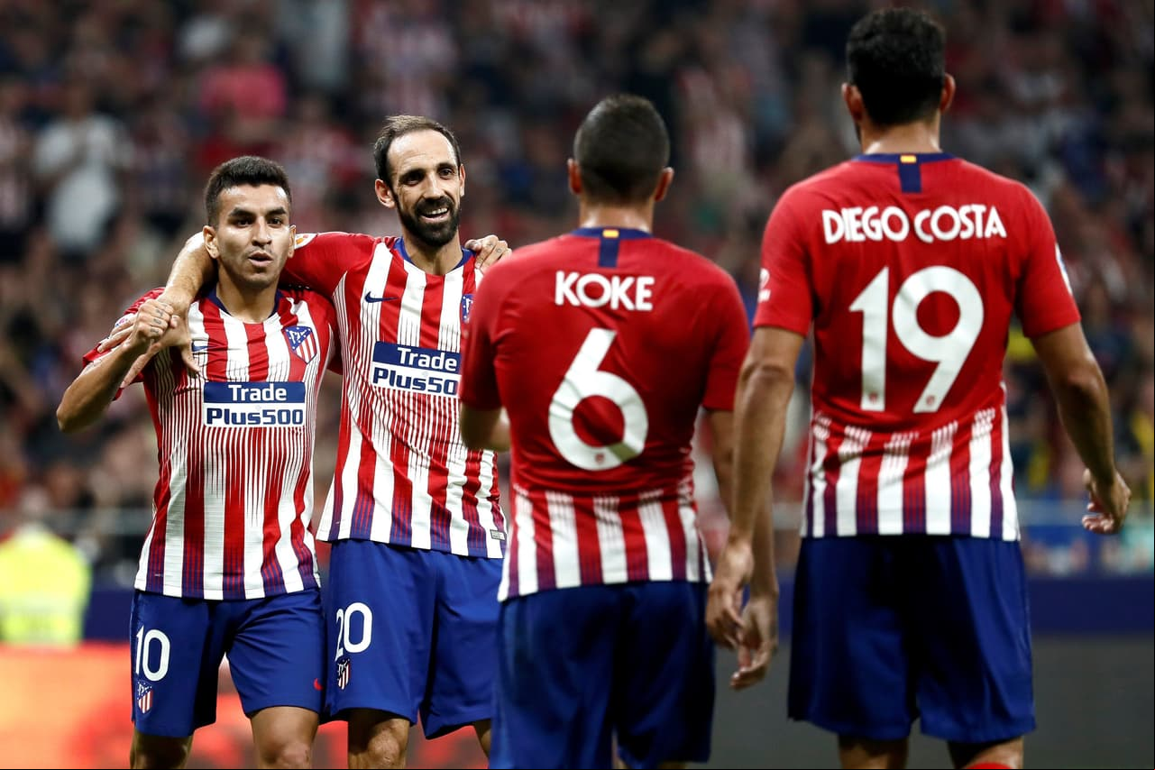Los jugadores del Atlético de Madrid celebraron una jugada de gol de Ángel Correa (izquierda) pero el VAR indicó al árbitro que la jugada no era válida por fuera de lugar al minuto 43.